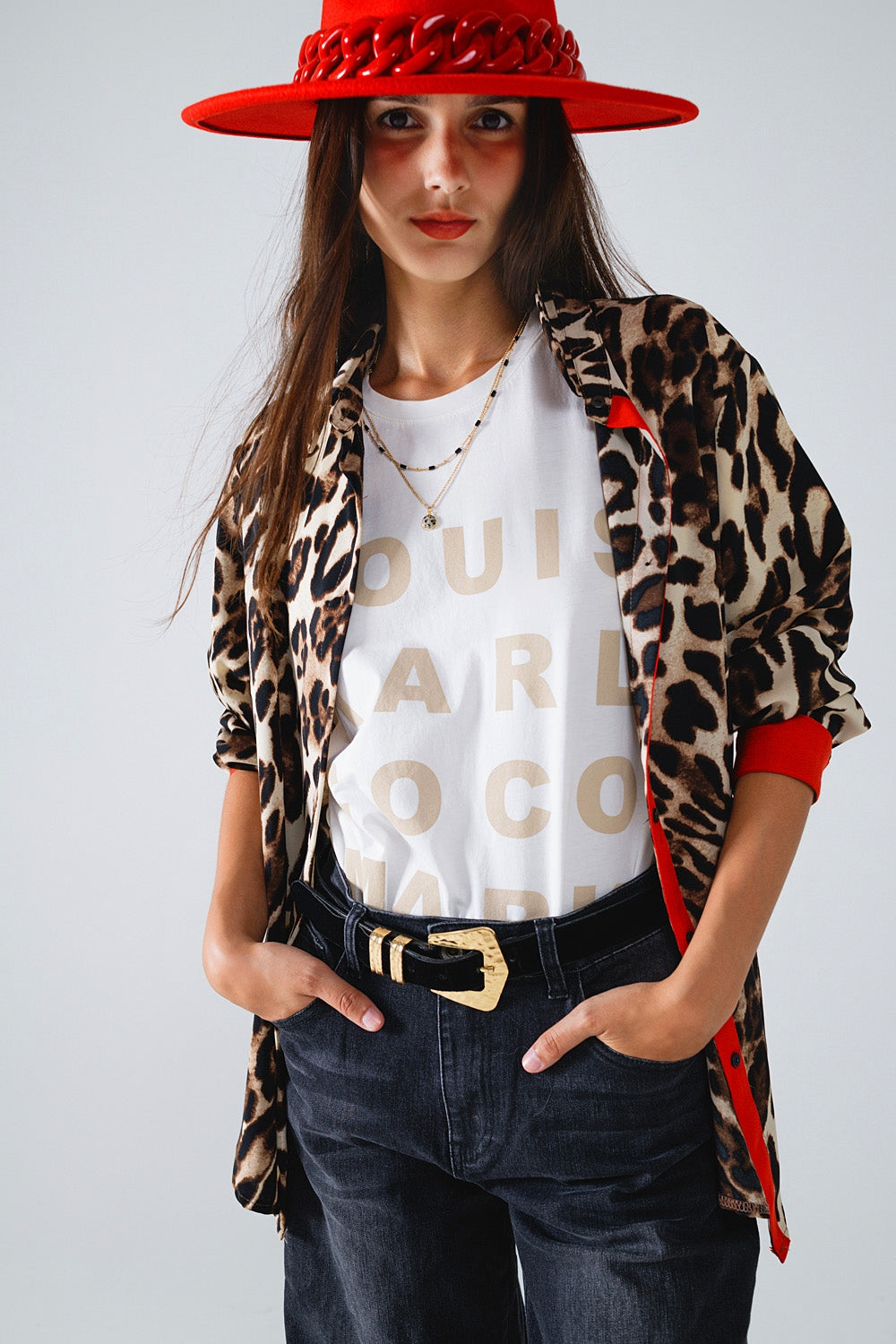 Camicia leopardata con abbottonatura rossa
